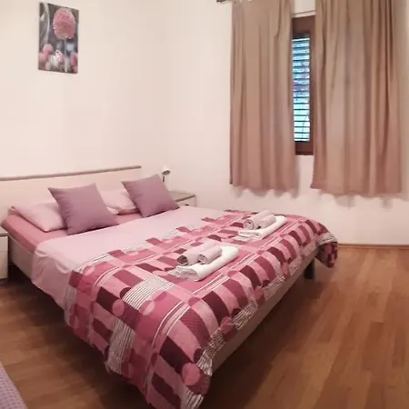 Ante Apartment *